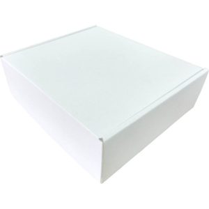 Самозбірна коробка  з мікрогофрокартону , трьохшарового, бурого чи білого кольору. Розмір  коробки 220*200*07мм (Д*В*Ш).  Наліпка  із  самоклеючого паперу 90*70мм з матовою ламінацією . Ціна  вказана  за одиницю.