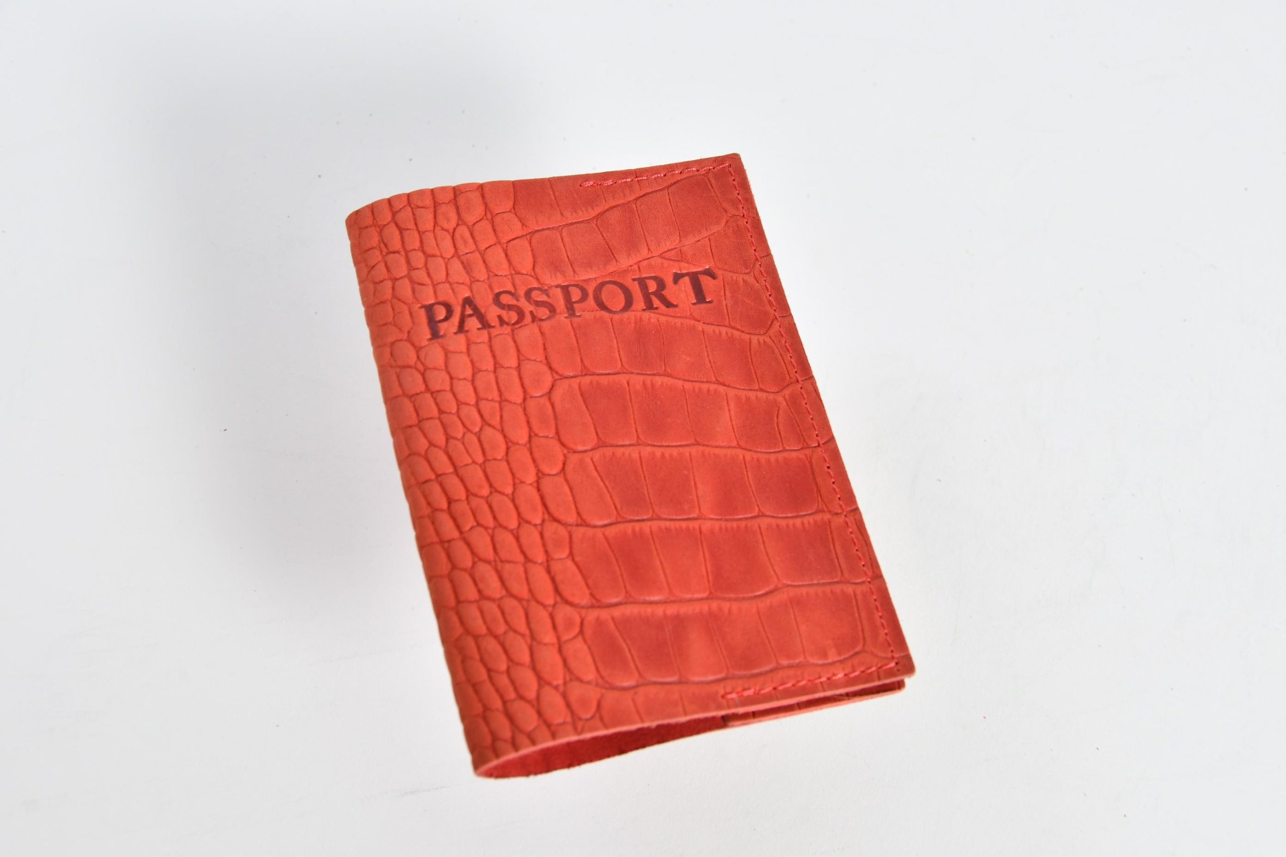 Обкладинка крокодил Обкладинка на паспорт із натуральна шкіра крейзі хорс з тисненням "під крокодила". Розмір: 13,7 х 9,5 см. в складеному стані. Колір - червоний. Є можливість зробити індивидуальне тиснення – ім`я, або ініціали, або пам`ятну дату, чи номер автомобіля, сердечко або смайлик. Підходить для всіх паспортів старого формату книжечки.